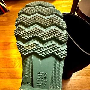 Rain/ snow boots.. like new